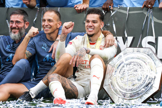 尽管他在努 尽管他在努